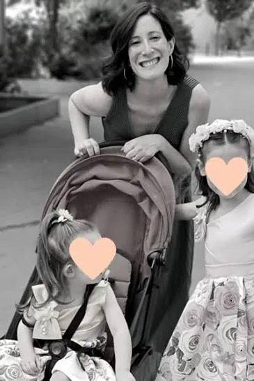 Mandy Favrel souriante, entourée de deux enfants
