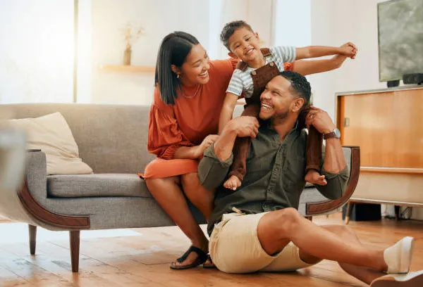 Un parent tient tendrement son enfant contre lui