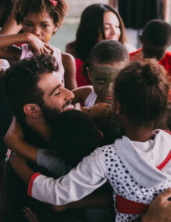 Parents et enfants réunis lors d’un atelier collectif
