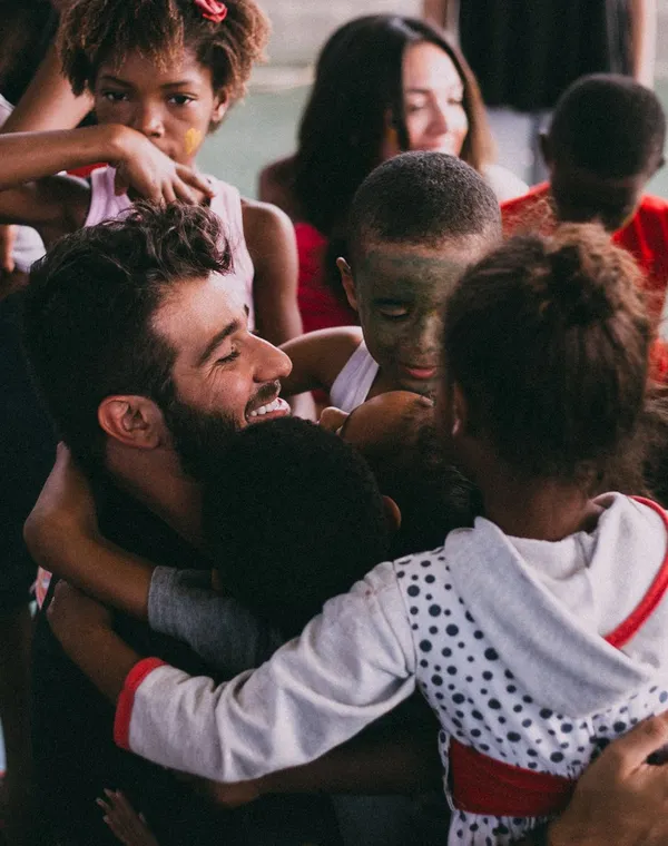 Parents et enfants réunis lors d’un atelier collectif